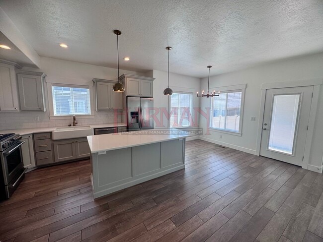 Building Photo - 1008 E 120 S
