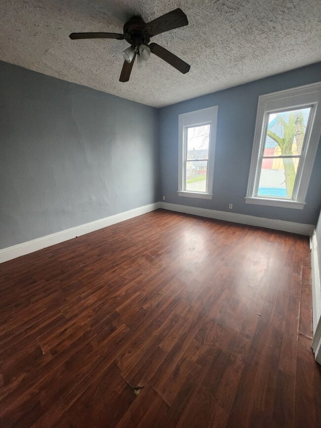 Building Photo - 2 bedroom with bonus room west side