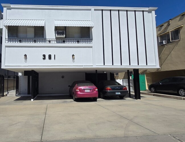 Building Photo - 361 N Hayworth Ave