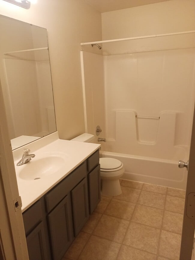 Building Photo - 628 Palisades Dr