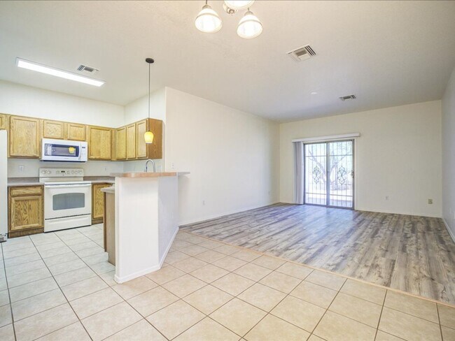 Foto del edificio - 4 bedroom 2 bath
