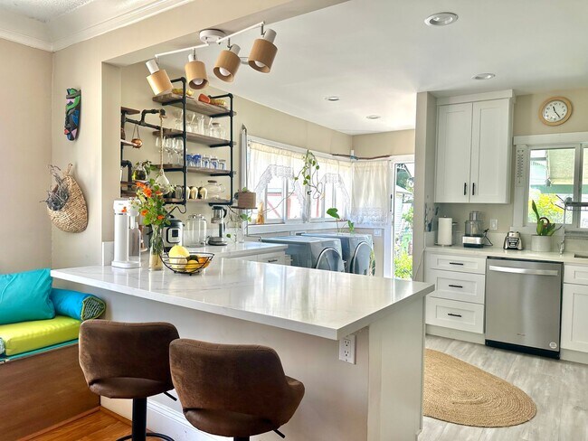 Foto del edificio - 2 Bed/1 Bath Craftsman Bungalow w/ Expansi...