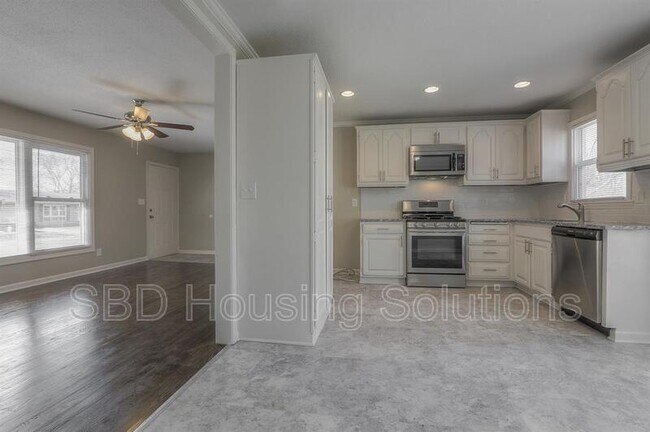 Building Photo - 1 NW Walnut St