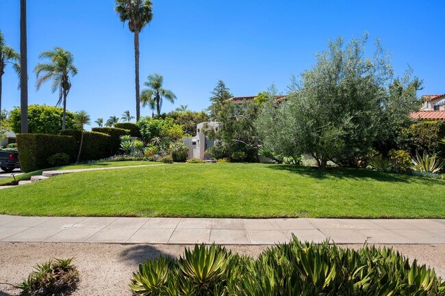 Foto del edificio - Kensington Exceptional Location 4Bed 3.5 Bath Private Gated Spanish Estate like property