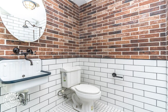 Building Photo - 639 Foster Ave