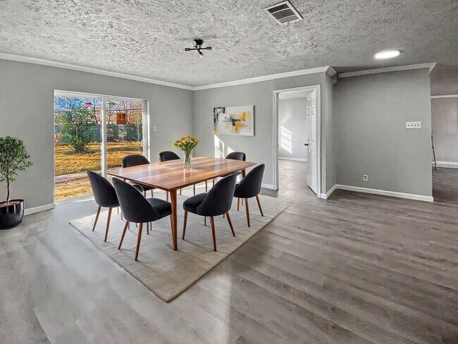 Foto del edificio - Freshly Renovated Home with HUGE backyard!