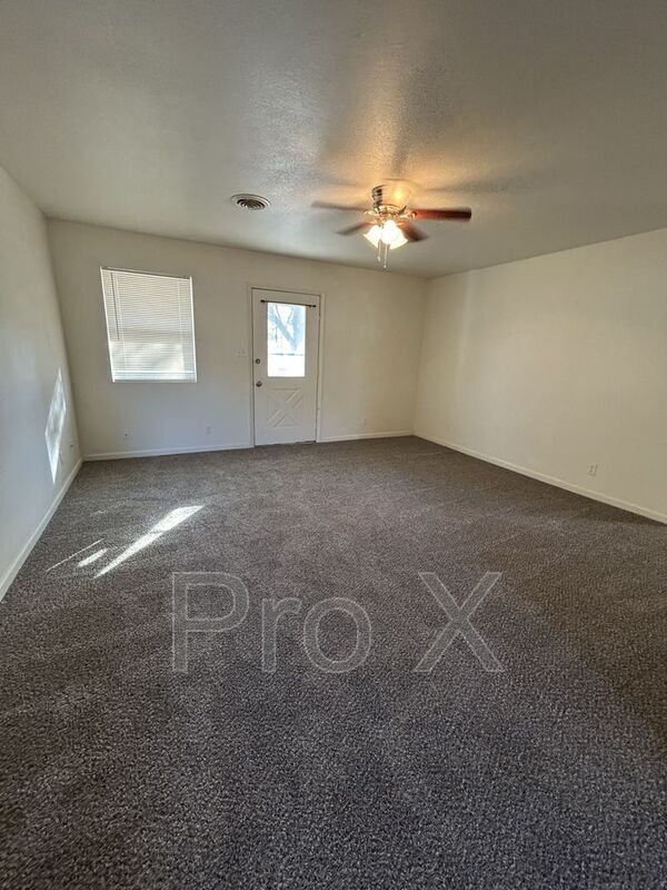 Foto del edificio - 1301 E 9th St