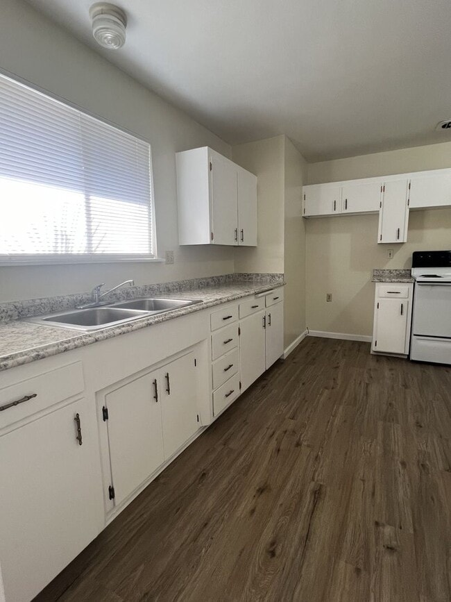 Building Photo - Suzette 3