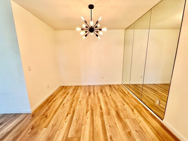 Foto del edificio - Stunning and Spacious Condo in Bay Park! 2...