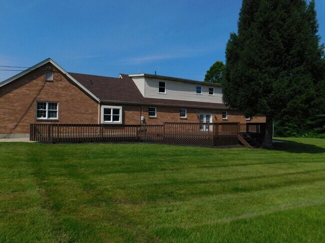 Foto del edificio - 5 acres and a Large 6 bedroom house. Extra garages and sheds.