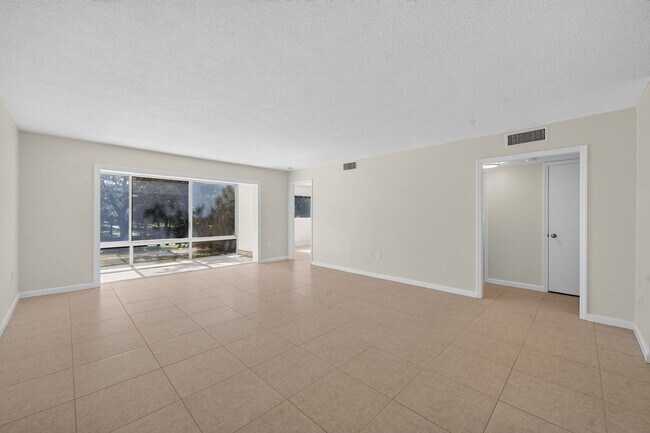 Building Photo - 700 Melrose Ave