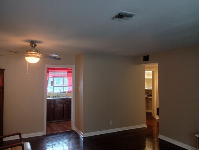 Foto del edificio - Room in Single Family Home on Brettonwood Dr