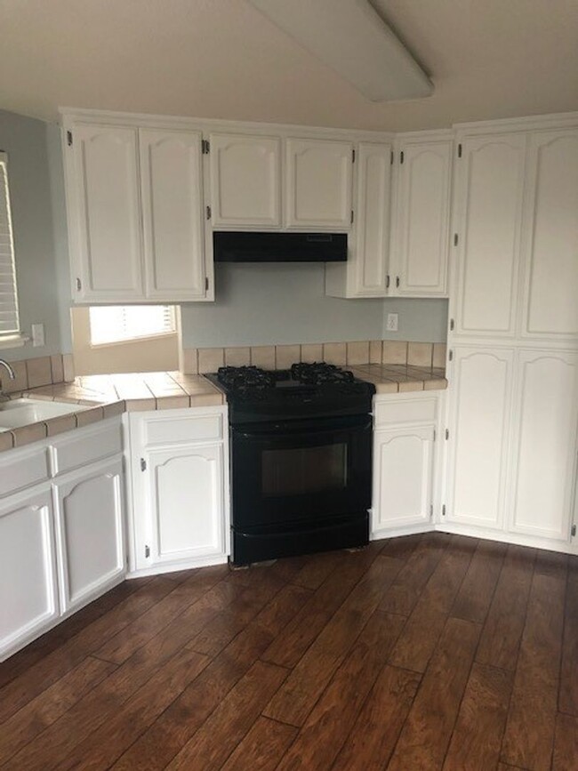 Building Photo - BEAUTIFUL 3 BED 2 BATH HOME OFF OF HILLTOP