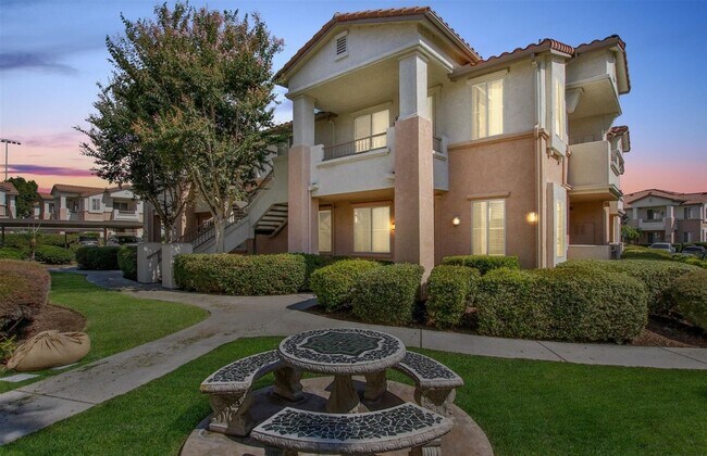 Foto del edificio - Beautiful Rancho San Diego Condo!