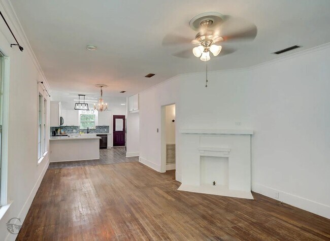 Building Photo - 859 Linden St