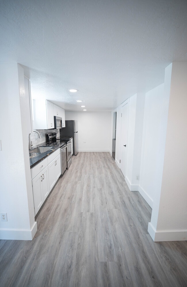 Building Photo - 2550 S Highland Dr