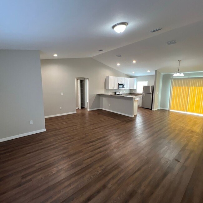 Building Photo - Available now! Beautiful 3 BD/2BA Home in Belleview!!