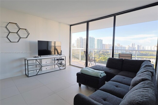 Foto del edificio - 3701 N Country Club Dr