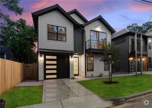 Building Photo - 2213 Santa Rosa St