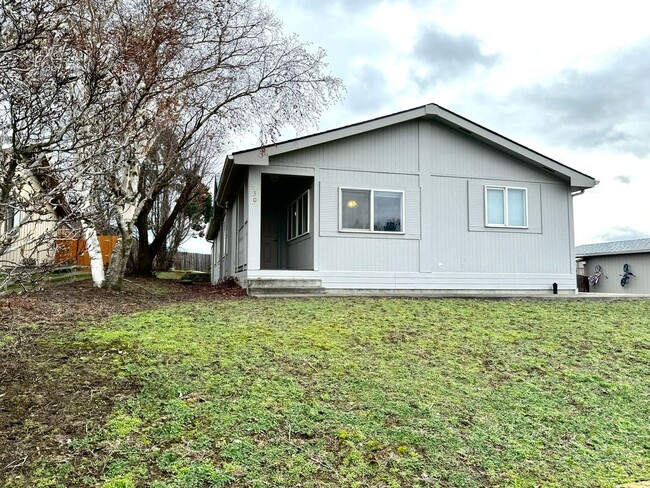 Foto del edificio - 3 Bed/2 Bath Home w/ Garage