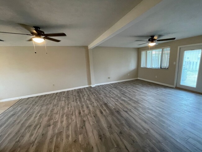 Foto del edificio - For Lease - 3 BR | 2 BA Newly Remodeled To...