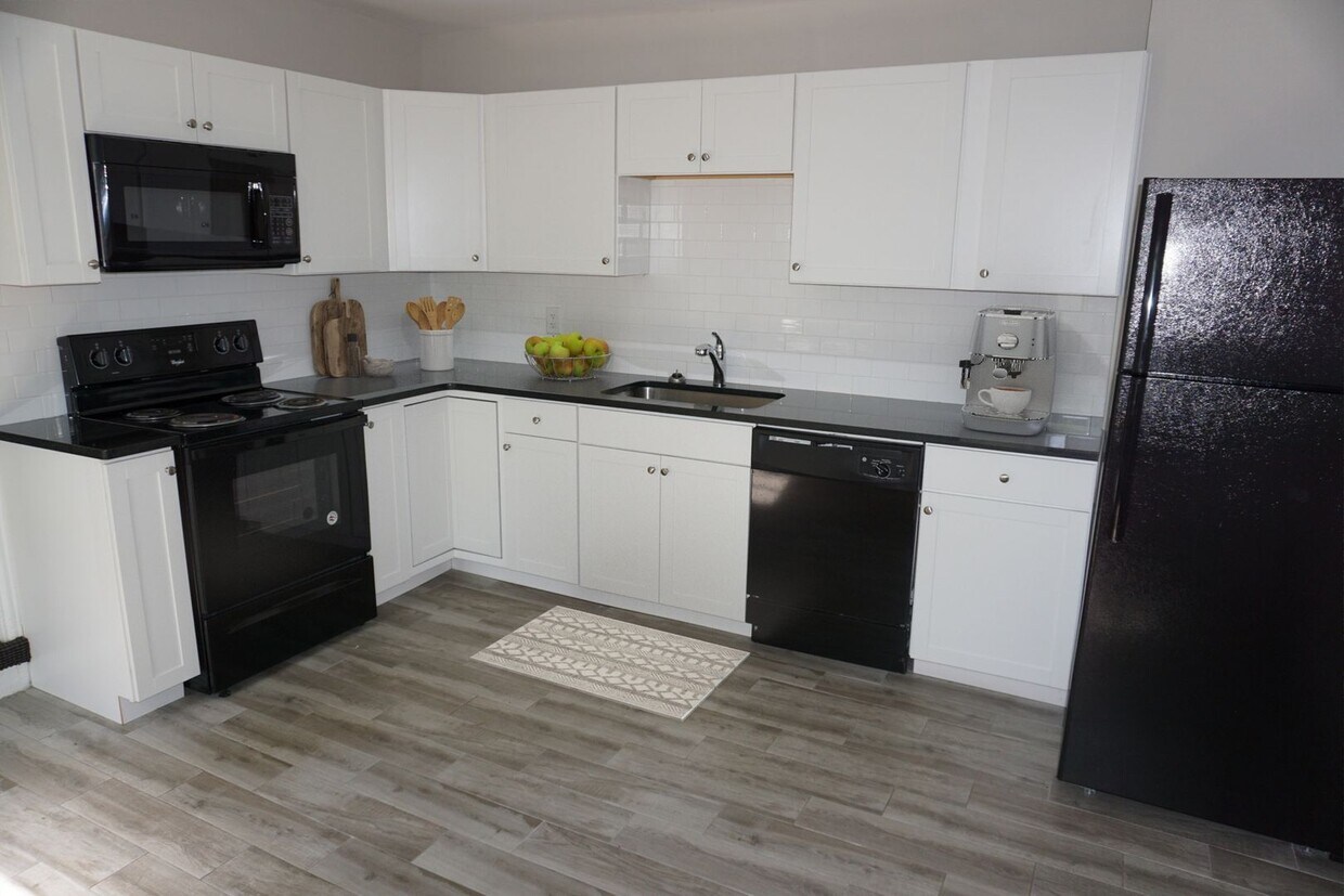 Building Photo - Updated 4 Bedroom / 1 Bath House - Great A...