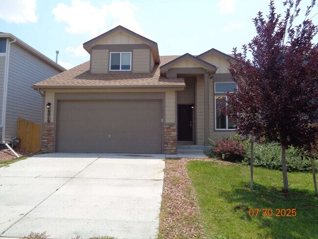 Building Photo - Great neighborhood! with open space and wa...