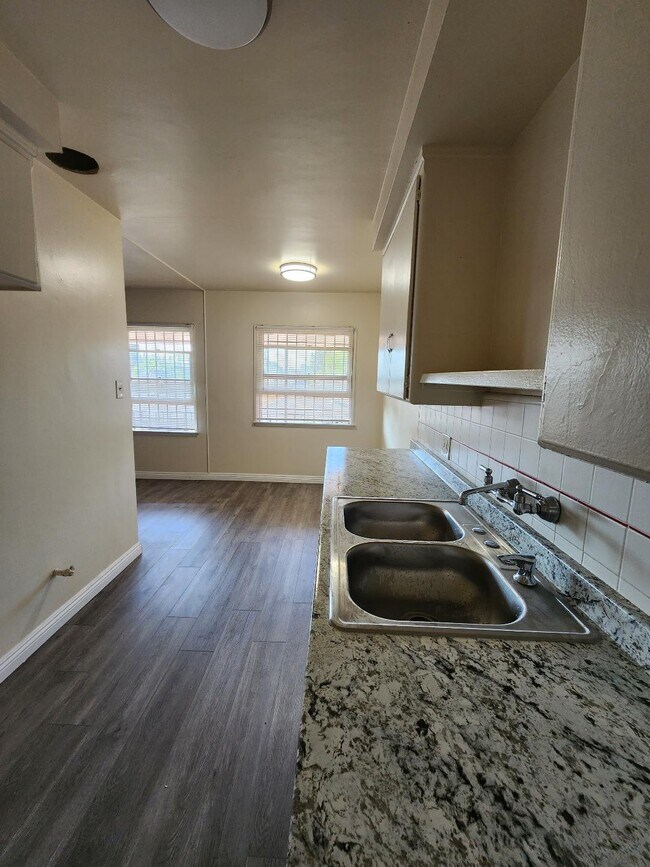 Building Photo - 6203 Crenshaw Blvd