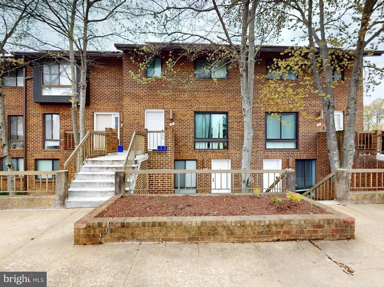 Primary Photo - 4 Hawthorne Ct NE
