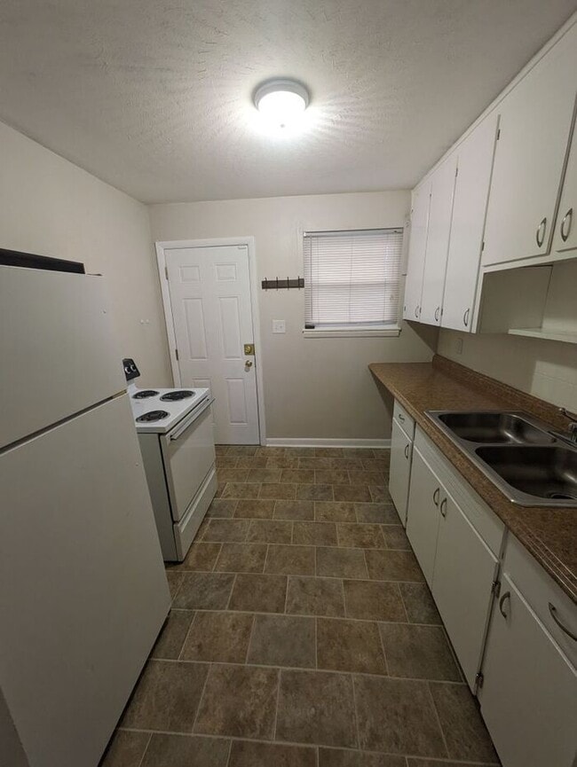 Building Photo - 2BD/1BA Townhome In Hickory