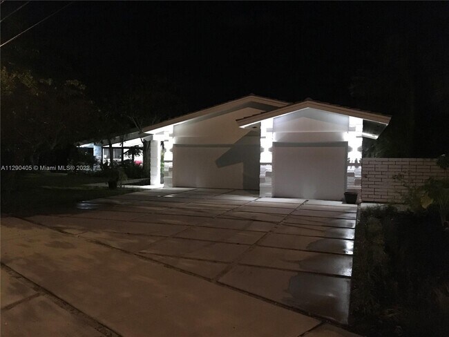 Building Photo - 2132 Middle River Dr