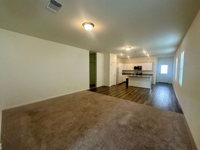 Foto del edificio - AVAILABLE NOW!!!