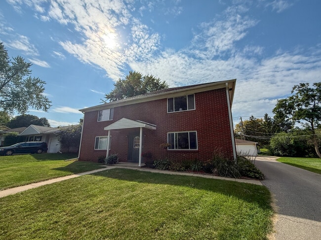 Building Photo - 426 Rushmore Ln