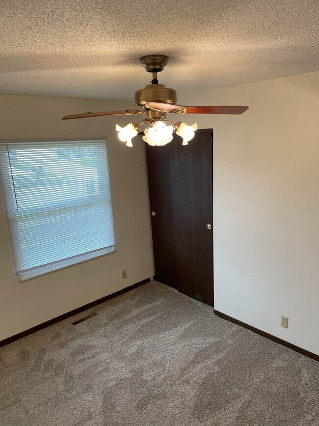 Foto del edificio - 3 Bedroom 2.5 Bath Ranch Home with 2 Stall...