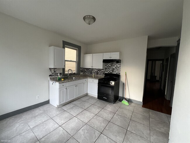 Building Photo - 3 br, 1 bath Condo - 576 Hawthorne Ave Apt 1