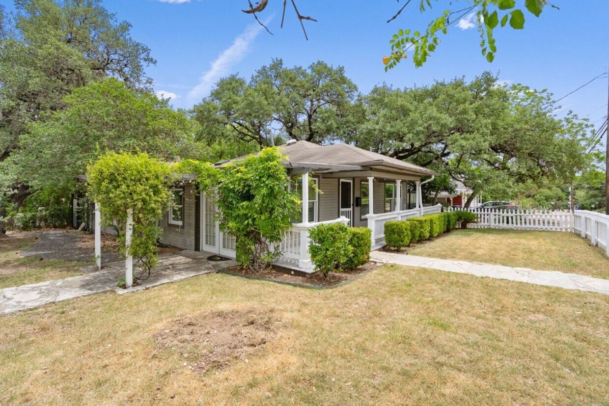 Primary Photo - 400 E Monroe St, Austin, Texas 78704
