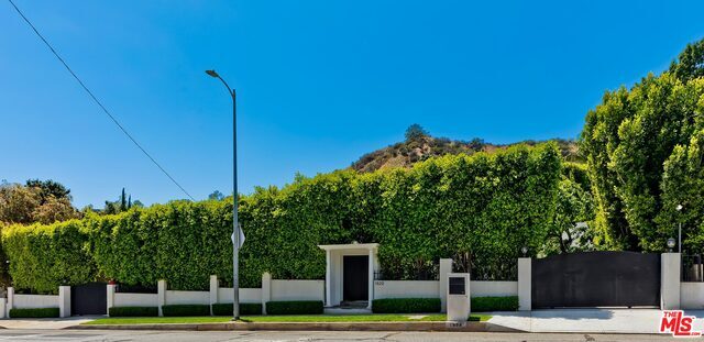 Foto del edificio - 1829 Coldwater Canyon Dr