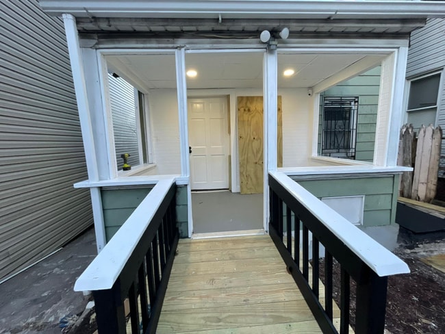 Building Photo - 118 Lawrence St