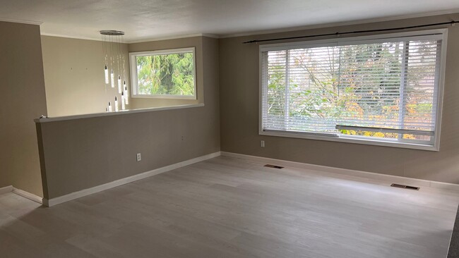 Building Photo - Eastgate Bellevue -3 Bed upper unit with l...