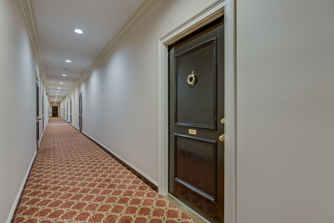 Top floor, corner unit - 3733 W End Ave