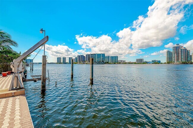 Foto del edificio - 18900 N Bay Rd