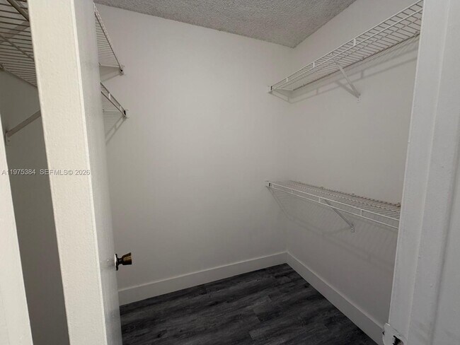 Foto del edificio - 4201 W McNab Rd