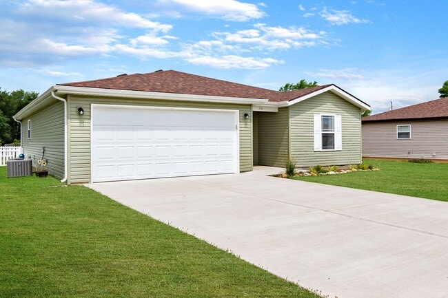 Foto del edificio - 3 bedroom 2 bath 2 Car Garage with fenced yard  for rent, Hollister, MO