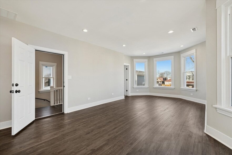 Foto del edificio - 4845 W Potomac Ave