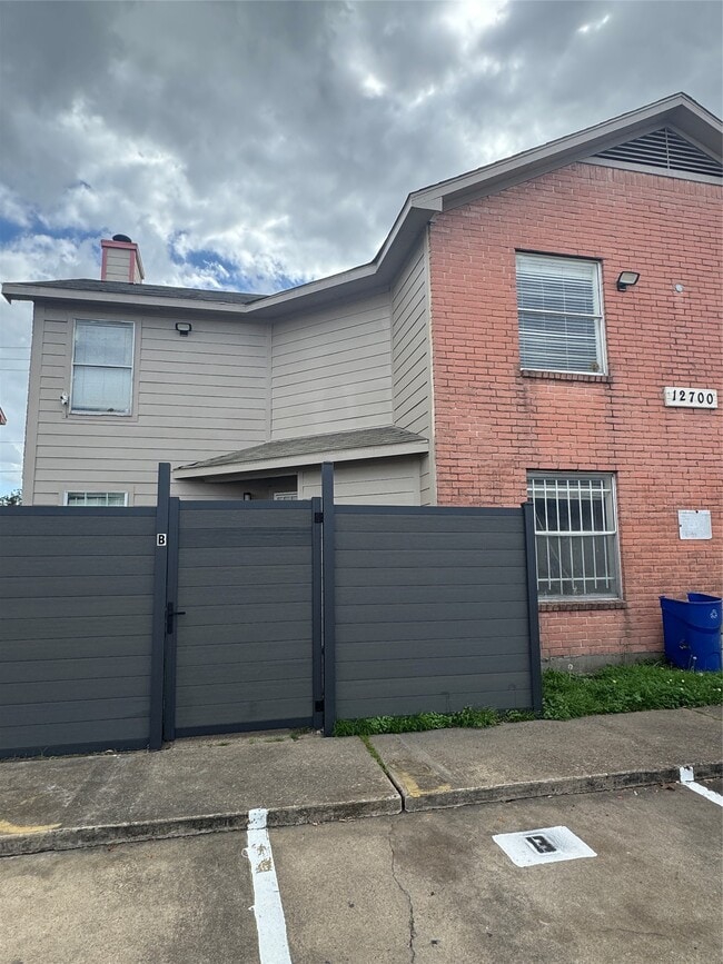 Foto del edificio - 12700 Leader St