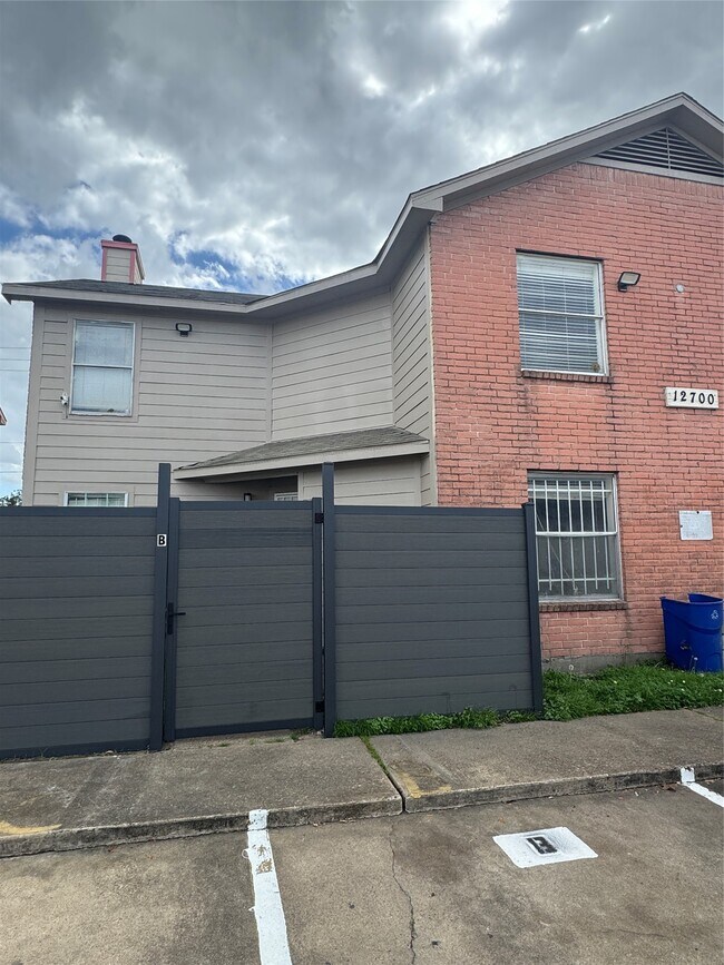 Building Photo - 12700 Leader St