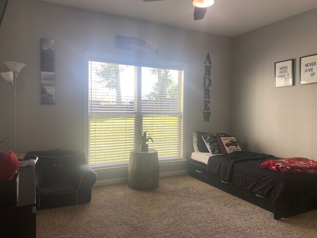 Foto del edificio - Beautiful 4 BR 2 bath in Prospect Ridge area