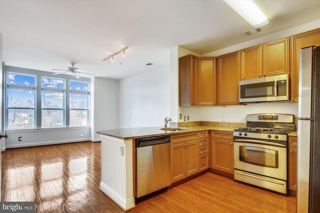 Building Photo - 1633 N Colonial Terrace