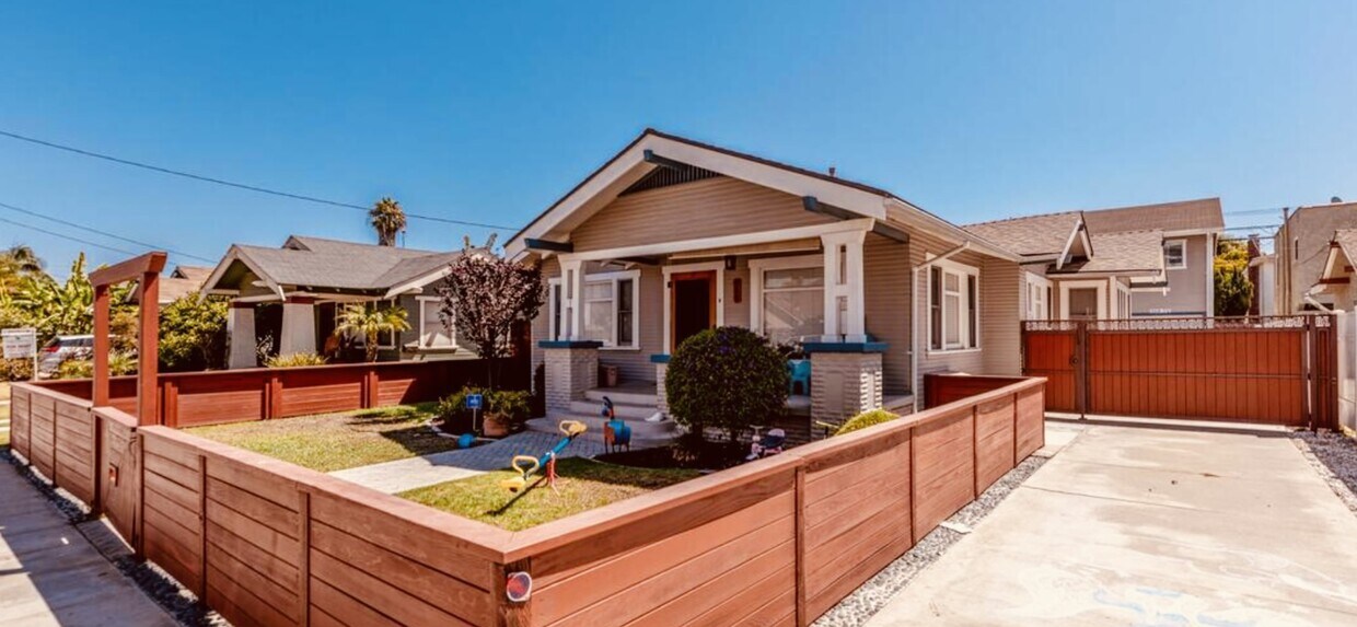 Primary Photo - 368 Newport Ave