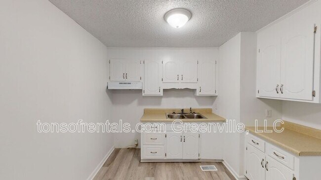 Foto del edificio - 233 Camellia Cir